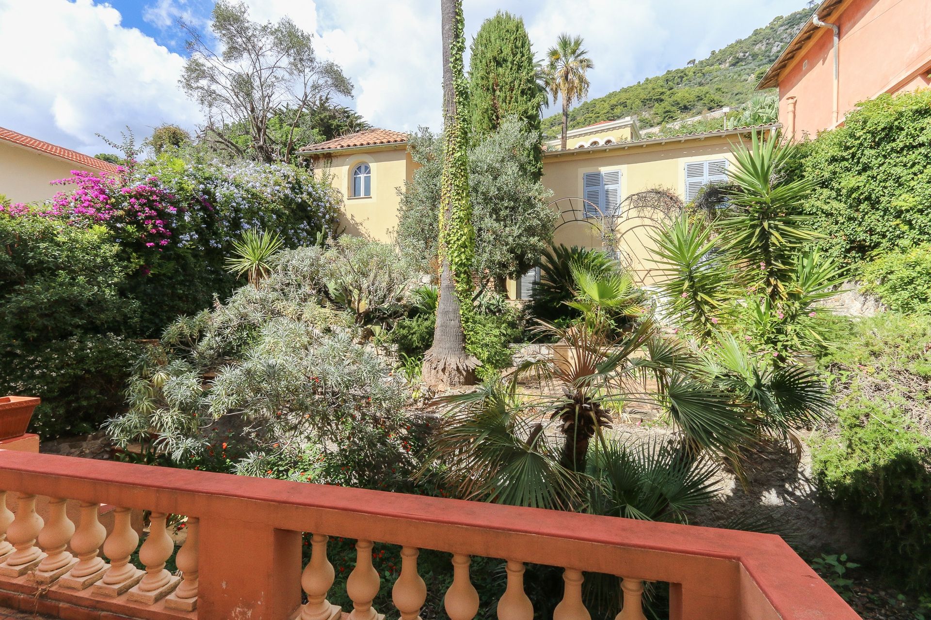 Charming turn-of-the-century villa with guest lodge and botanical gardens