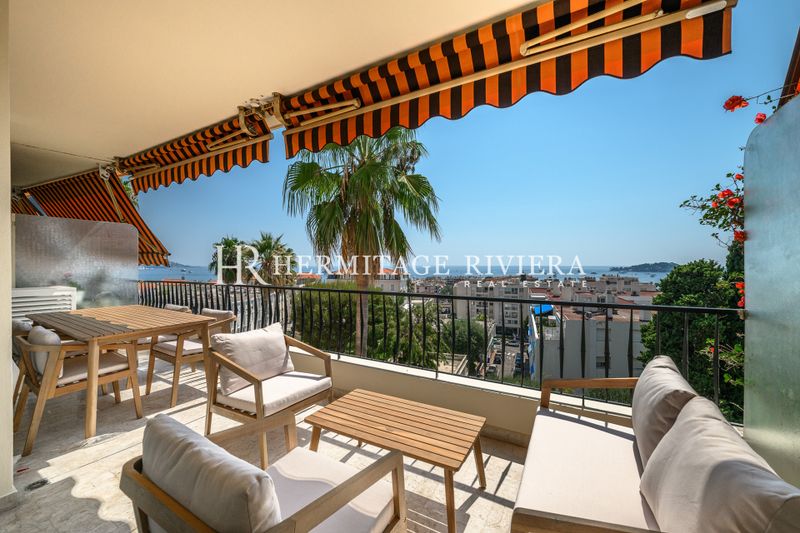 2-bedroom renovated apartment - Town centre - Terrace - Sea view