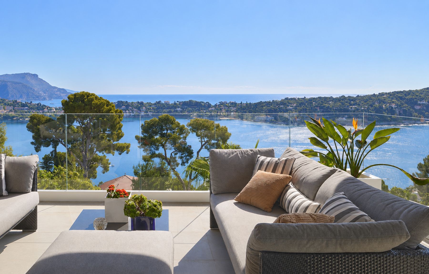 Contemporary villa - Sea views - Pool