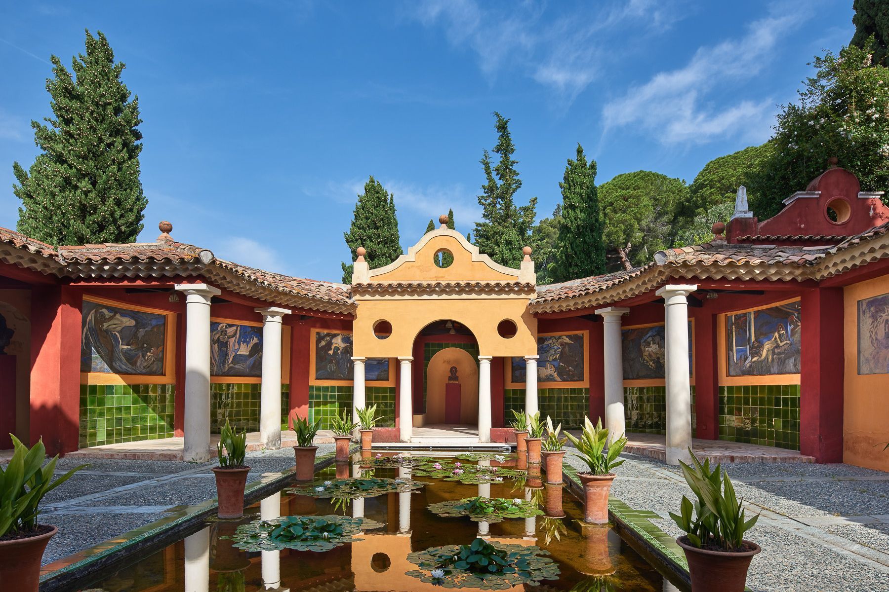 An exceptional historic estate in splendid botanic gardens